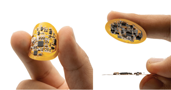 Photographies d’un pansement intelligent montrant la flexibilité et finesse du circuit électronique et l'adhérence de l’hydrogel à la peau. Jian-Cheng Lai, Bao Research Group @ Stanford University