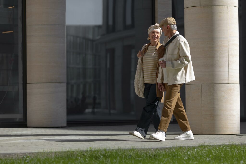 Marche à bonne allure de sujets sexagénaires. © Feepix