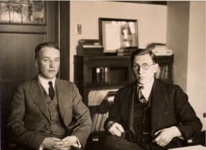 Charles Best (à gauche) et Frederick Banting (à droite). © Thomas Fisher Rare Book Library, University of Toronto.
