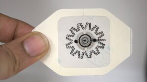 Pansement activé par l'eau, sans composant électronique, inspiré du kirigami. Kaveti R, et al. Sci Adv. 2024 Aug 9;10(32):eado7538.